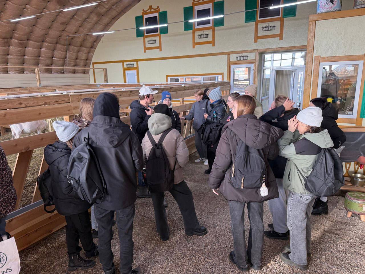 Студенты Иркутского ГАУ познакомились с передовым опытом фермерства на козьей ферме «Милаша» фото