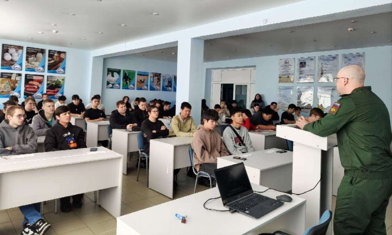 Для студентов колледжа Иркутского ГАУ прошёл урок мужества: студенты узнали о возможностях контрактной службы фото