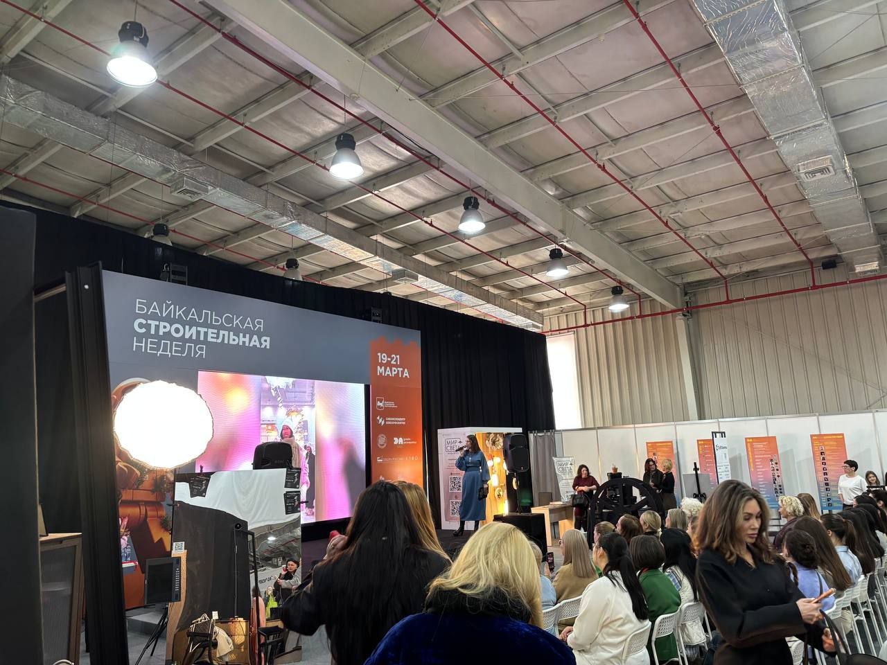 Студенты Иркутского ГАУ погрузились в мир современного дизайна на Байкальской строительной неделе фото